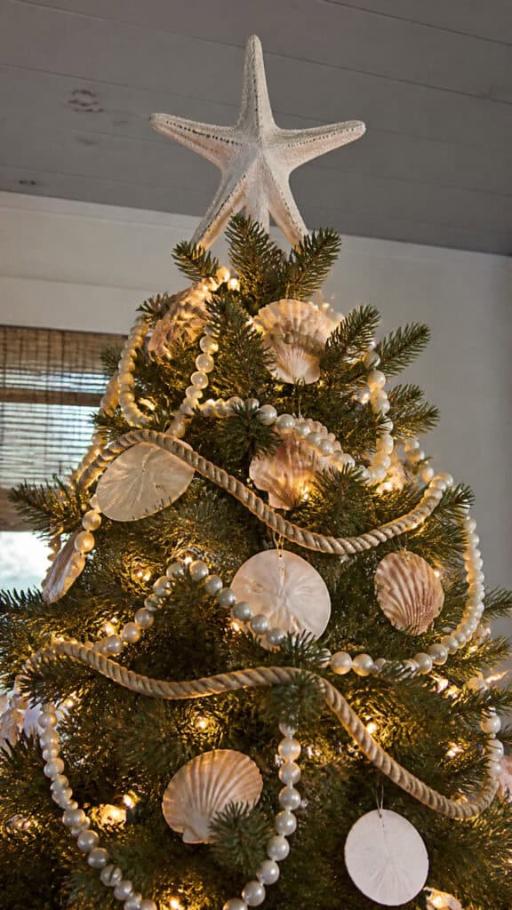 Choose the Perfect Tree Topper and Garland